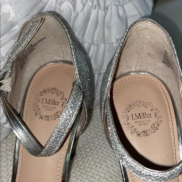 I.Miller size 9 Sparkly Silver Shoes - Picture 3 of 7
